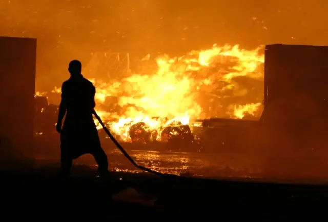 Ankara'da Kağıt Fabrikası Alev Alev Yandı, Etraftaki Evler Boşaltıldı