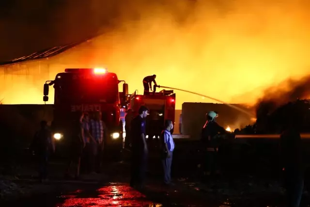 Ankara'da Kağıt Fabrikası Alev Alev Yandı, Etraftaki Evler Boşaltıldı