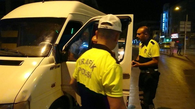 Direksiyon Başında Sızan Alkollü Sürücü Polisi Çileden Çıkardı