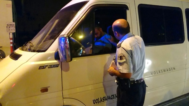 Direksiyon Başında Sızan Alkollü Sürücü Polisi Çileden Çıkardı