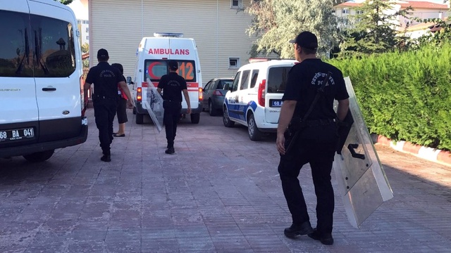 Eski Eşini Görmek İçin Gittiği Sığınma Evinde Kendisini Kesti