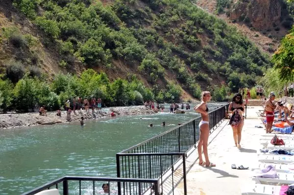Tuncelili Vatandaşlar, 41 Derecelik Sıcaklardan Munzur Çayı'na Girerek Kurtuluyor