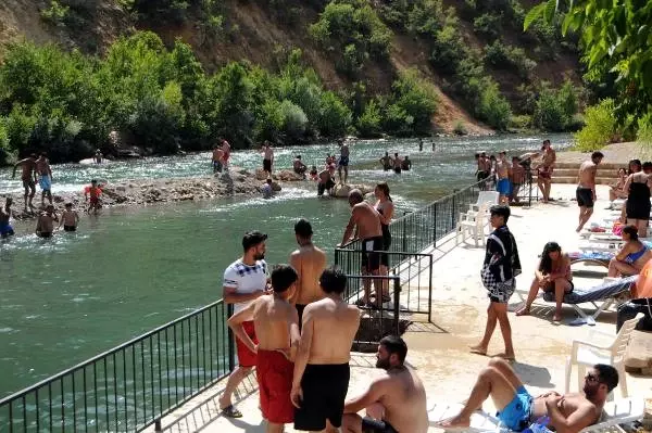 Tuncelili Vatandaşlar, 41 Derecelik Sıcaklardan Munzur Çayı'na Girerek Kurtuluyor
