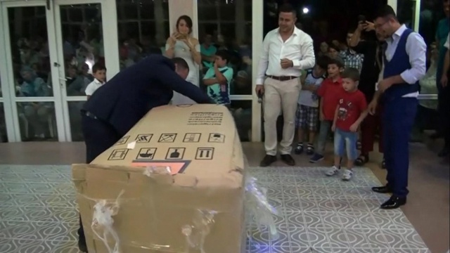 Hediye Edilen Kolinin İçinden, Taksi Plakası Olan Market Alışveriş Arabası Çıktı