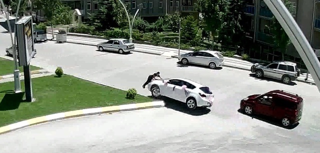 Gelin Arabasından Bahşiş Almak İçin, Arabanın Üstüne Yatan Çocuk Ölümden Döndü