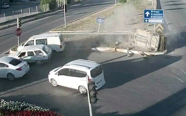 Gelin Arabasından Bahşiş Almak İçin, Arabanın Üstüne Yatan Çocuk Ölümden Döndü