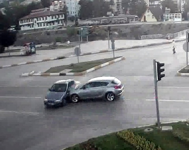 Gelin Arabasından Bahşiş Almak İçin, Arabanın Üstüne Yatan Çocuk Ölümden Döndü