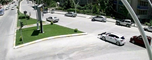 Gelin Arabasından Bahşiş Almak İçin, Arabanın Üstüne Yatan Çocuk Ölümden Döndü