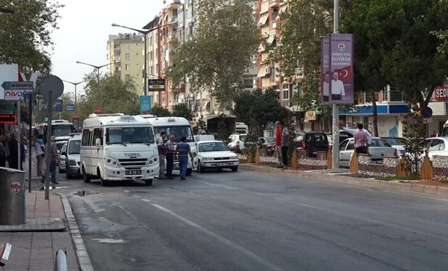 Sürücüler Yol Verme Meselesi Yüzünden Birbirine Girdi: 2 Yaralı