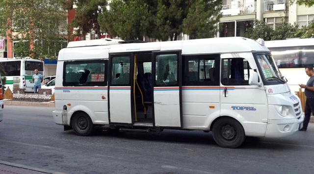 Sürücüler Yol Verme Meselesi Yüzünden Birbirine Girdi: 2 Yaralı