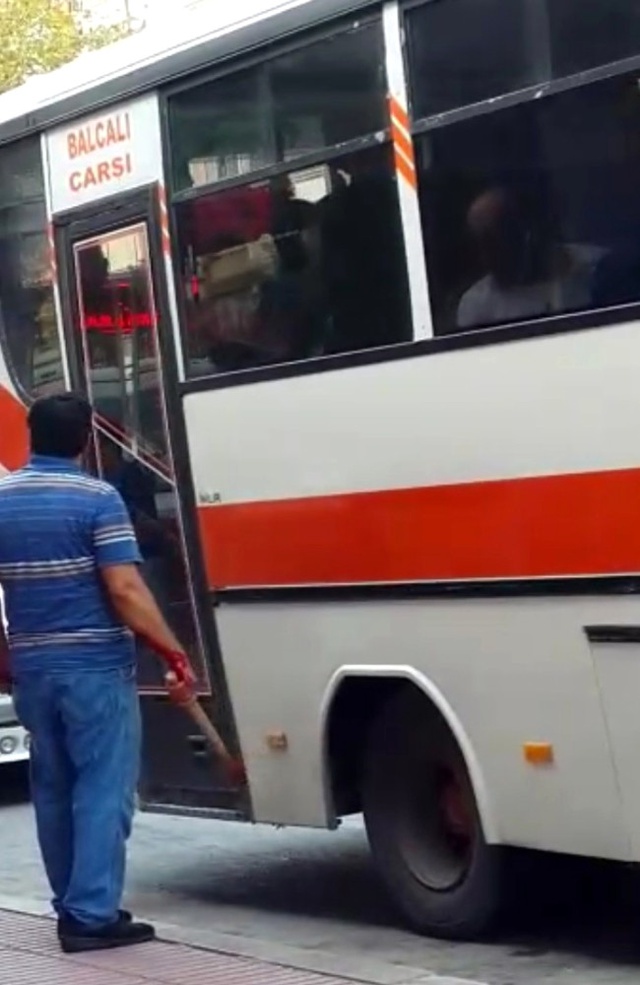 Sürücüler Yol Verme Meselesi Yüzünden Birbirine Girdi: 2 Yaralı