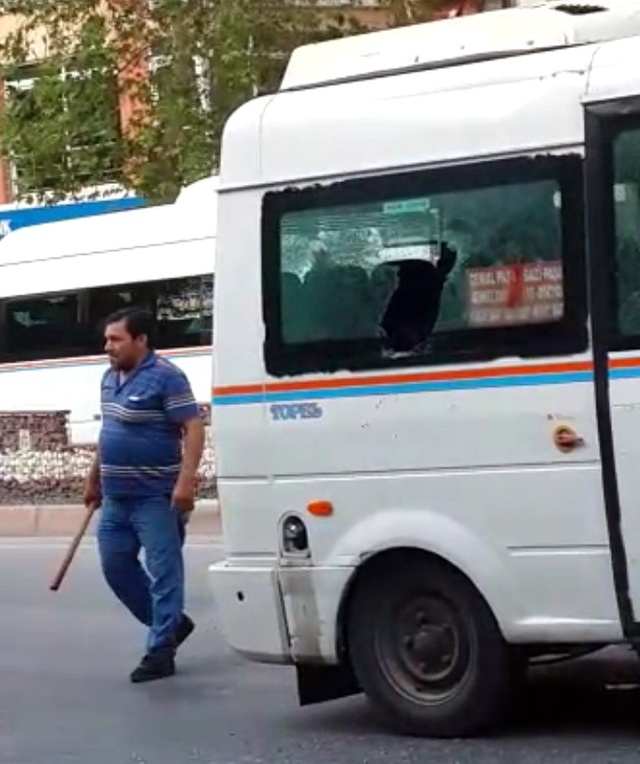 Sürücüler Yol Verme Meselesi Yüzünden Birbirine Girdi: 2 Yaralı