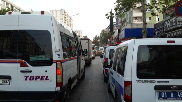 Sürücüler Yol Verme Meselesi Yüzünden Birbirine Girdi: 2 Yaralı