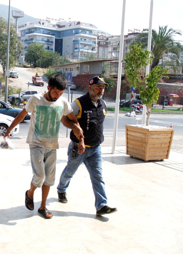 Bindiği Araçta Dayak Yiyeceğini Anladı, Bayılma Numarasıyla Ellerinden Kurtuldu