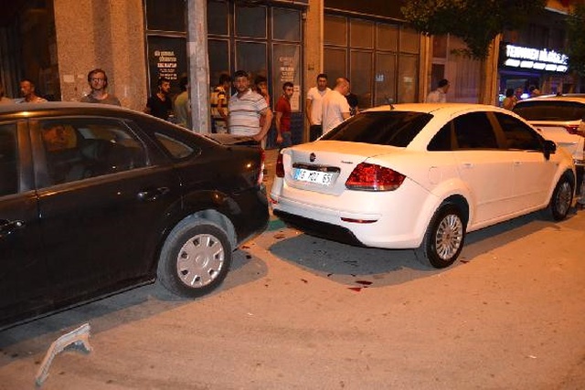 Eniştesiyle Tartıştı, TIR'ıyla Kahvehaneye Daldı: 10 Araç Hasar Gördü, 2 Kişi Yaralandı