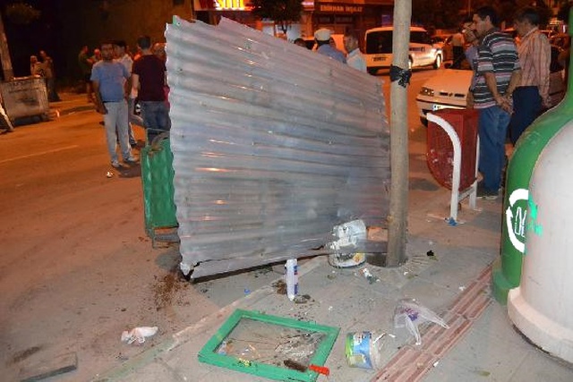 Eniştesiyle Tartıştı, TIR'ıyla Kahvehaneye Daldı: 10 Araç Hasar Gördü, 2 Kişi Yaralandı
