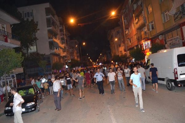 Eniştesiyle Tartıştı, TIR'ıyla Kahvehaneye Daldı: 10 Araç Hasar Gördü, 2 Kişi Yaralandı