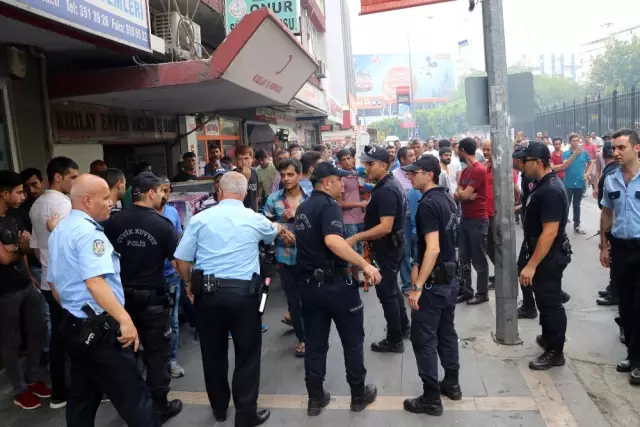 Annesinin Türkiye'ye Getirilmesini İsteyen Vatandaş, Adliye Önünde Aracını Yaktı