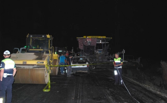Manisa'da İş Makinesine Çarpan Otomobil Alev Aldı: 3 Ölü