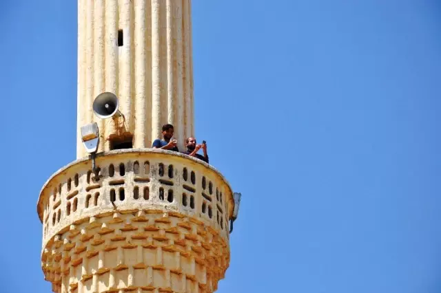 Telefonları Çekmeyen Vatandaşlar, Çareyi Caminin Minaresine Çıkmakta Buldu