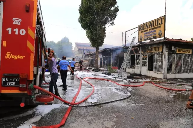 Tinercilerin Yaktığı Ateş, 7 Dükkanı Küle Çevirdi