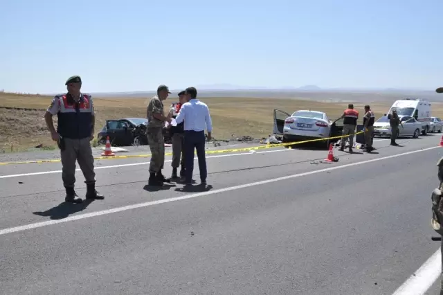 Düğünden Dönen Evli Çift, Karşıdan Gelen Araçla Kafa Kafaya Çarpışarak Can Verdi