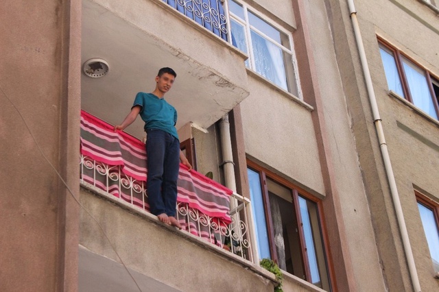 Evde Yalnız Kalan Engelli Çocuk, Balkondan Atlamaya Kalktı! Yürekler Ağza Geldi