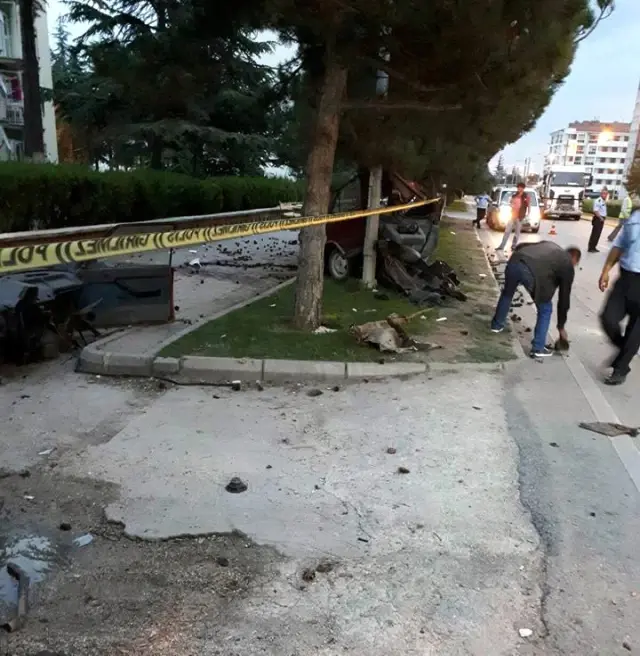 Araç Ortadan İkiye Bölündü! Gençler Feci Şekilde Can Verdi