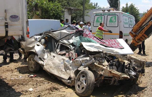 Otomobil, Park Halindeki TIR'a Çarptı: 1 Ölü, 1 Yaralı