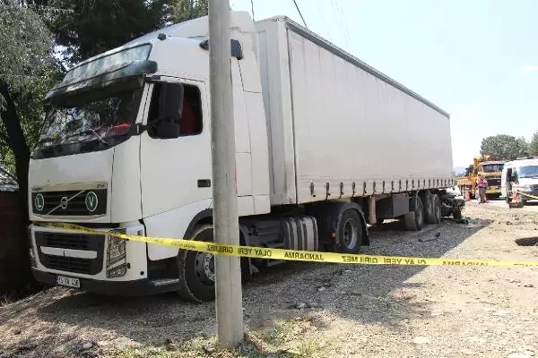 Otomobil, Park Halindeki TIR'a Çarptı: 1 Ölü, 1 Yaralı