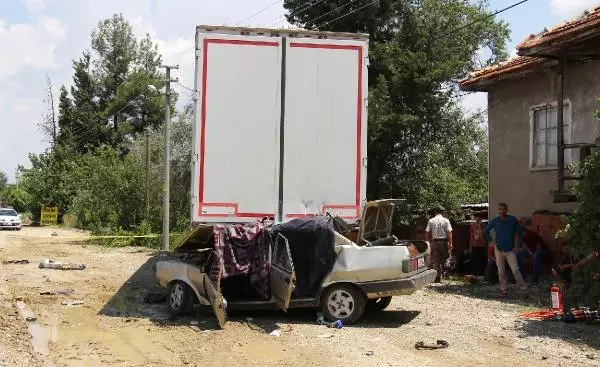 Otomobil, Park Halindeki TIR'a Çarptı: 1 Ölü, 1 Yaralı