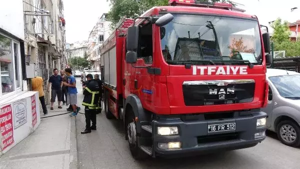 Üst Kattaki Tadilat Sesine Kızan Kadın, Kendi Evini Ateşe Verdi