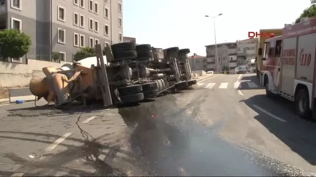 Kontrolden Çıkan Beton Mikseri, Elektirik Direğini Devirerek Yan Yattı