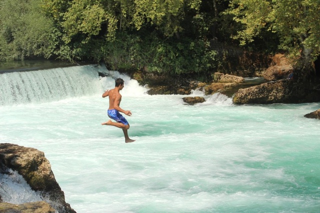Gençler, Manavgat Şelalesinde Selfie Çekilebilmek İçin Ölüme Meydan Okuyor