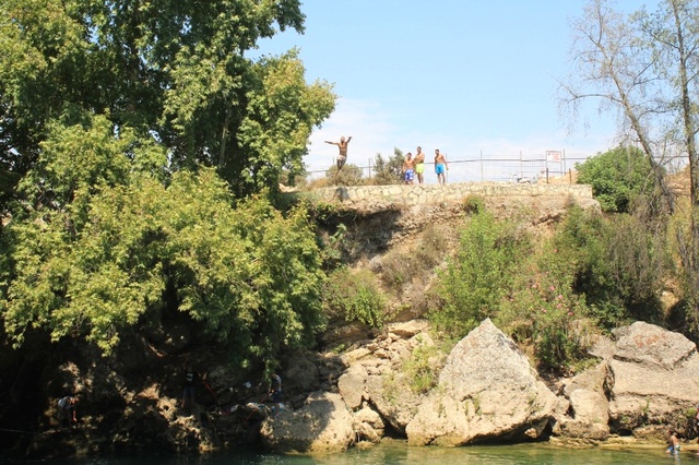 Gençler, Manavgat Şelalesinde Selfie Çekilebilmek İçin Ölüme Meydan Okuyor