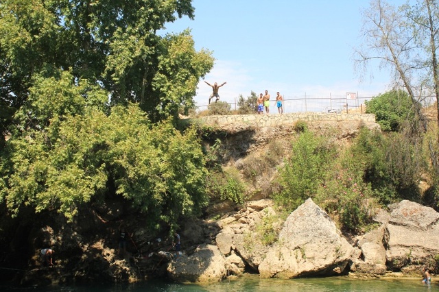Gençler, Manavgat Şelalesinde Selfie Çekilebilmek İçin Ölüme Meydan Okuyor