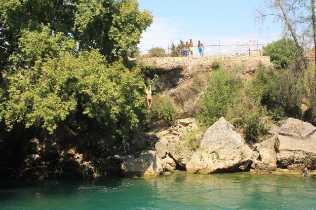 Gençler, Manavgat Şelalesinde Selfie Çekilebilmek İçin Ölüme Meydan Okuyor