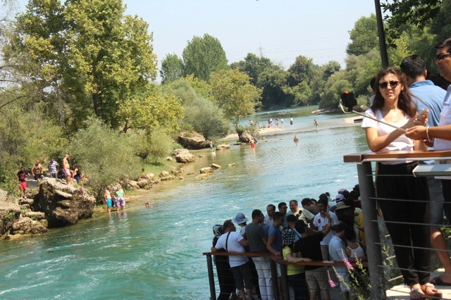 Gençler, Manavgat Şelalesinde Selfie Çekilebilmek İçin Ölüme Meydan Okuyor