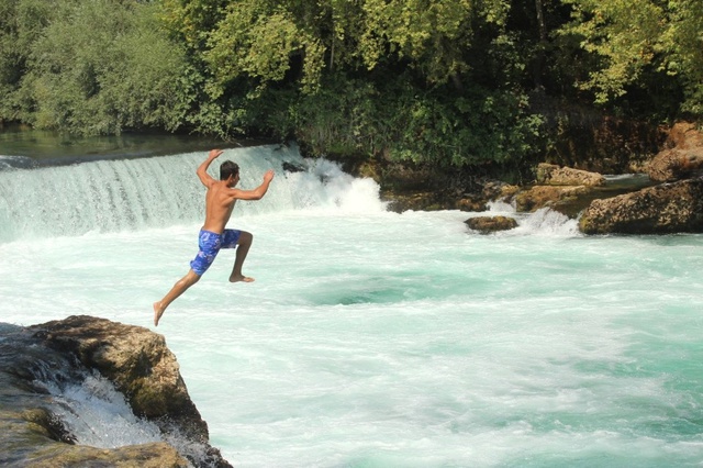 Gençler, Manavgat Şelalesinde Selfie Çekilebilmek İçin Ölüme Meydan Okuyor