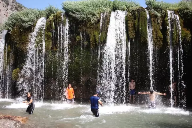 Aşırı Sıcaktan Bunalan Vatandaşlar Serinlemek İçin Küp Şelalelerine Koştu