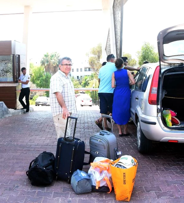 Turizm Skandalı! 50 Tatilci 40 Derecelik Sıcakta Otel Kapısında Kaldı