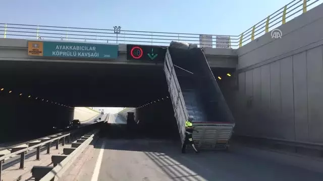 TIR'ın Açılan Dorsesi Çarptığı Üst Geçitte Asılı Kaldı