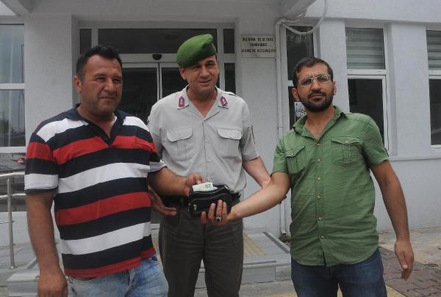 İçinde 20 Bin TL Olan Çantayı, Durağa Not Bırakarak Sahibine Ulaştırdı