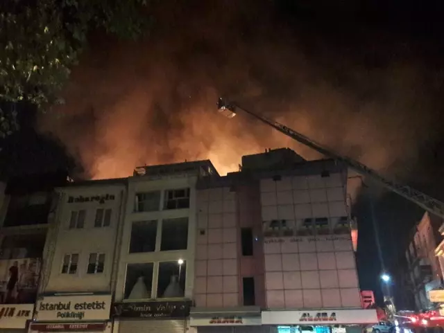 Fatih'te Sabaha Karşı Korkutan Yangın