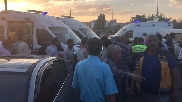 İşçi Servisi ile Otomobil Çarpıştı: 15 Yaralı