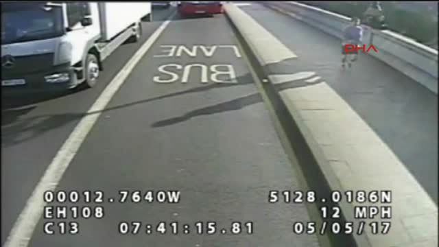 Yaya Yolunda Koşan Adam, Karşısına Çıkan Kadını Araçların Geçtiği Yola Fırlattı