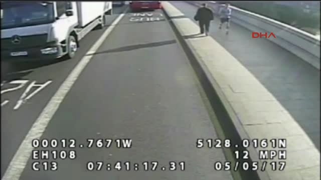 Yaya Yolunda Koşan Adam, Karşısına Çıkan Kadını Araçların Geçtiği Yola Fırlattı
