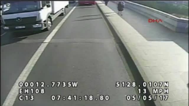 Yaya Yolunda Koşan Adam, Karşısına Çıkan Kadını Araçların Geçtiği Yola Fırlattı