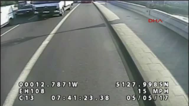Yaya Yolunda Koşan Adam, Karşısına Çıkan Kadını Araçların Geçtiği Yola Fırlattı