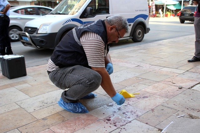 Boşanmak Üzere Olduğu Karısını Başka Erkekle Gören Koca, Dehşet Saçtı